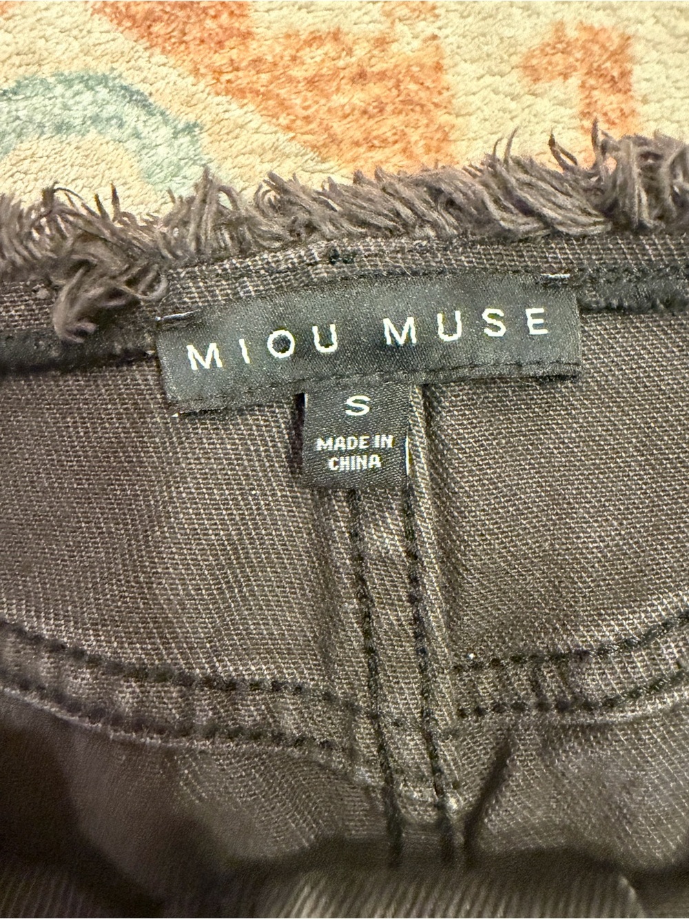 MIOU MUSE washed denim maxi skirt in gray . Frayed hem and waist - Picture 5 of 6